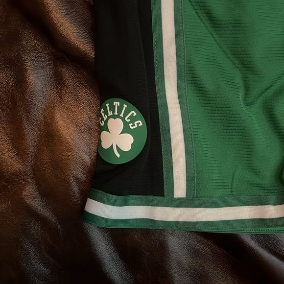 Celtics full uniform plus 2 hats - Picture 10 of 15
